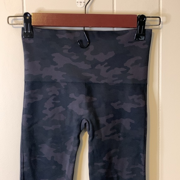 Spanx EcoCare Seamless Leggings Black Camo Size Extra Small - Picture 3 of 6